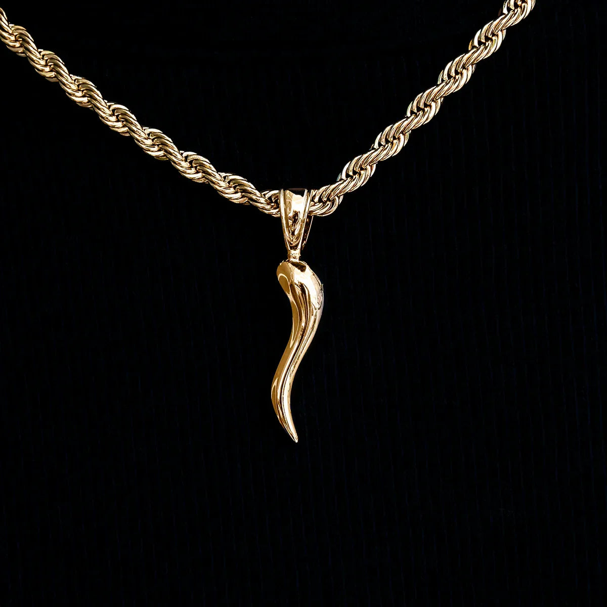 Italian Horn Pendant in Yellow Gold