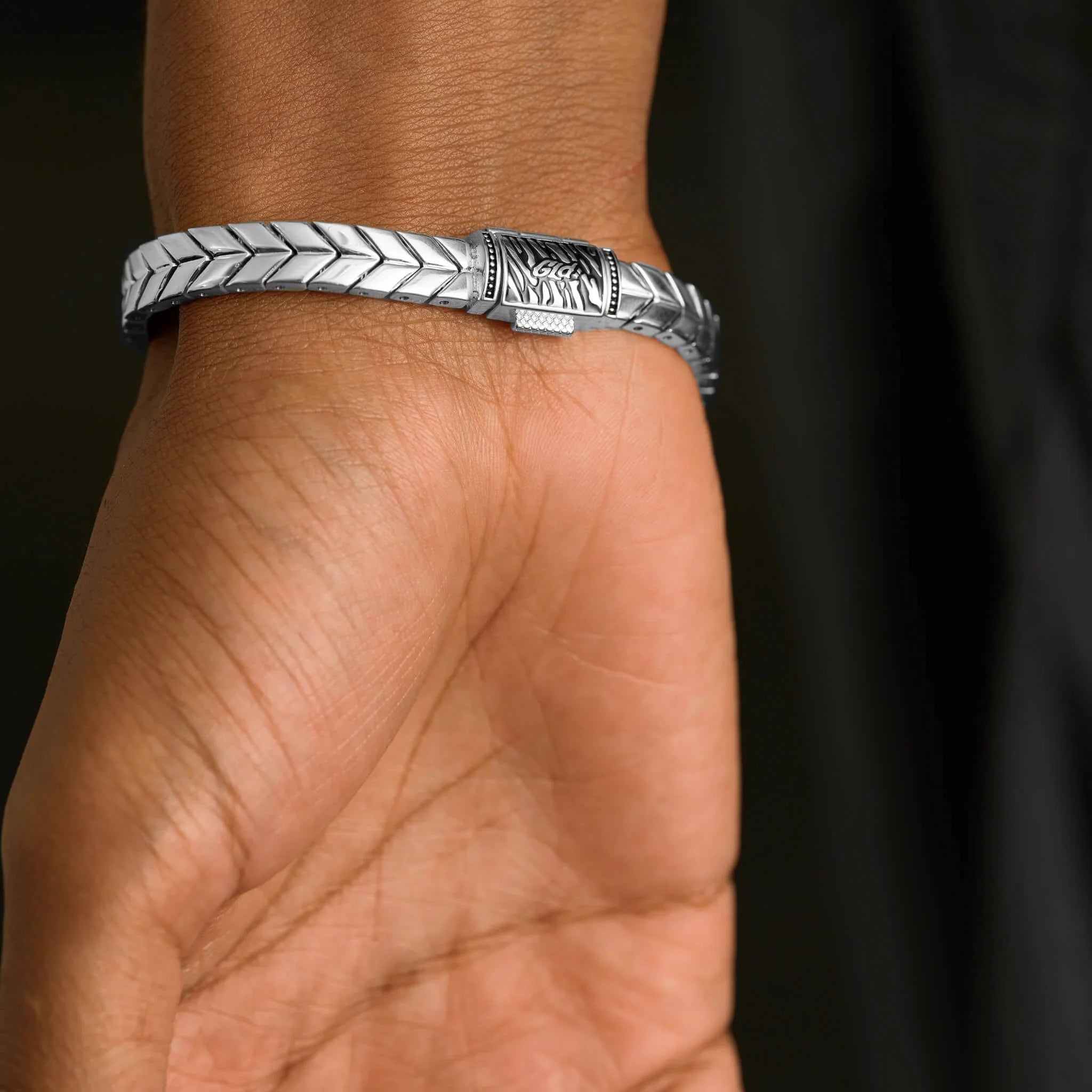 Defined Herringbone Bracelet in White Gold - 7mm