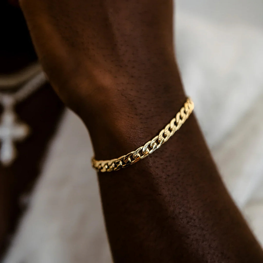 Curb Chain Bracelet in Yellow Gold- 6mm
