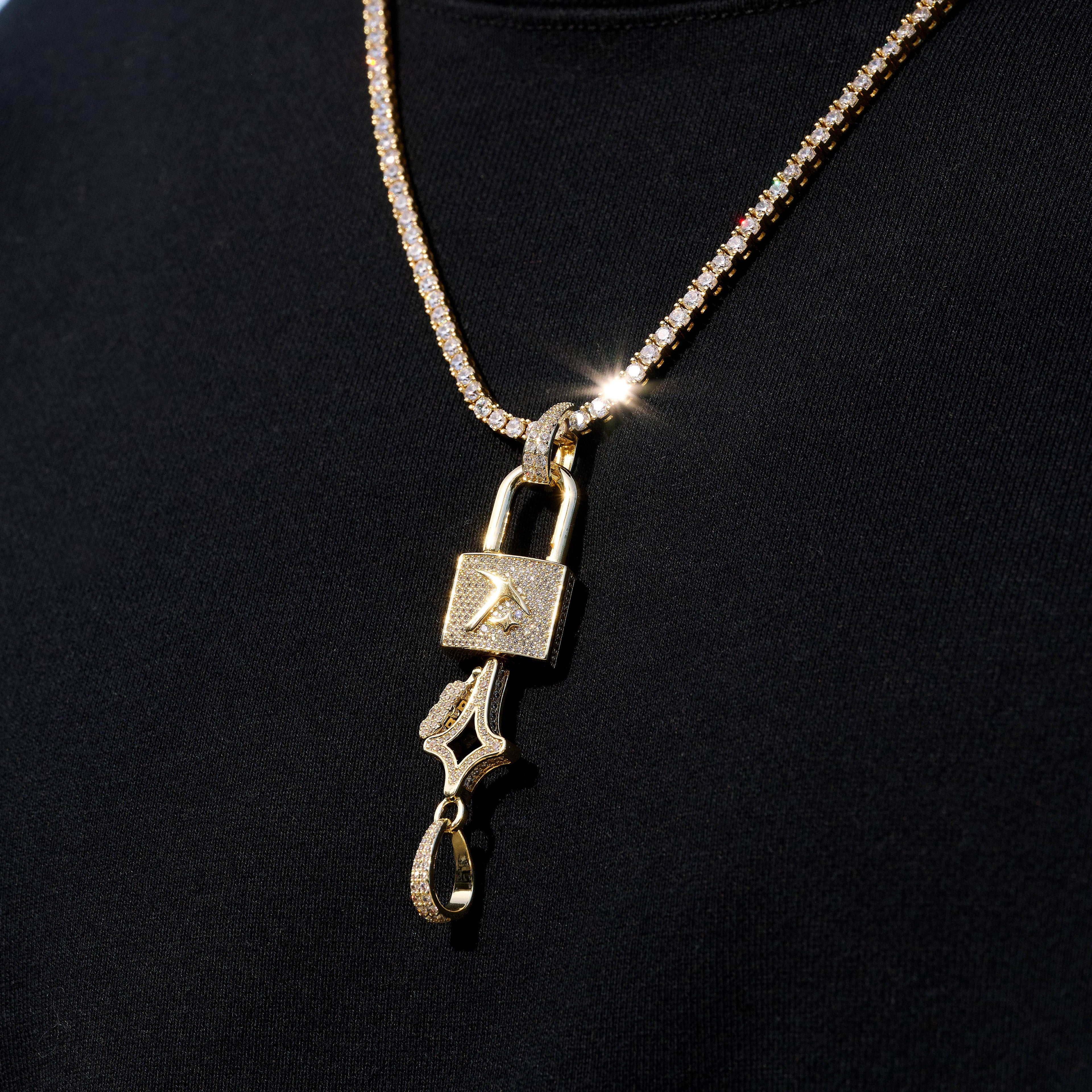 Lock and Key Set Pendant in Yellow Gold