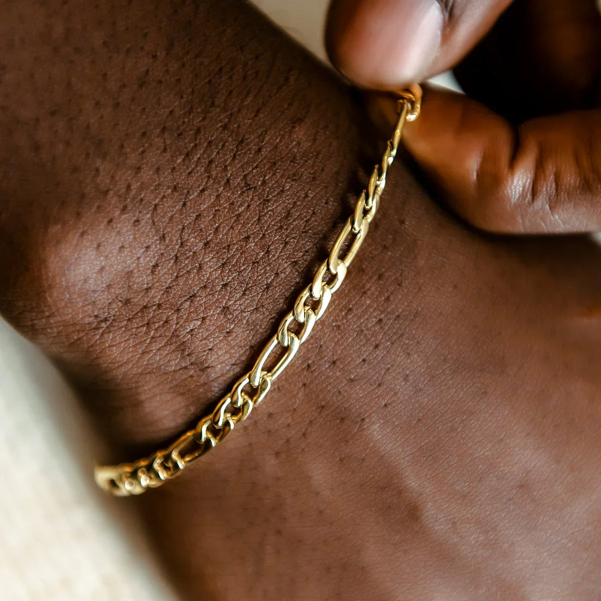 Figaro Chain Bracelet in Hollow Yellow Gold - 4mm