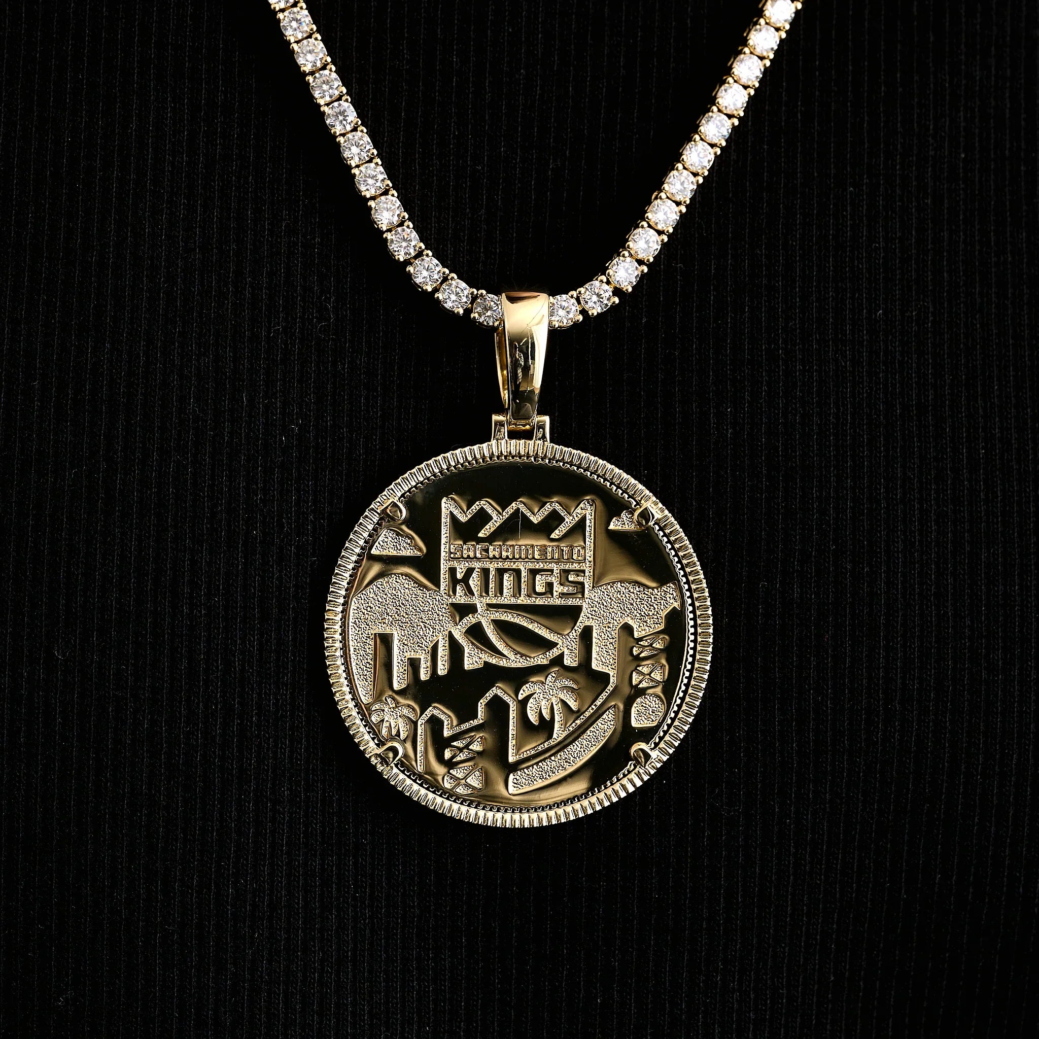 Sacramento Kings Official NBA Coin Pendant in Yellow Gold
