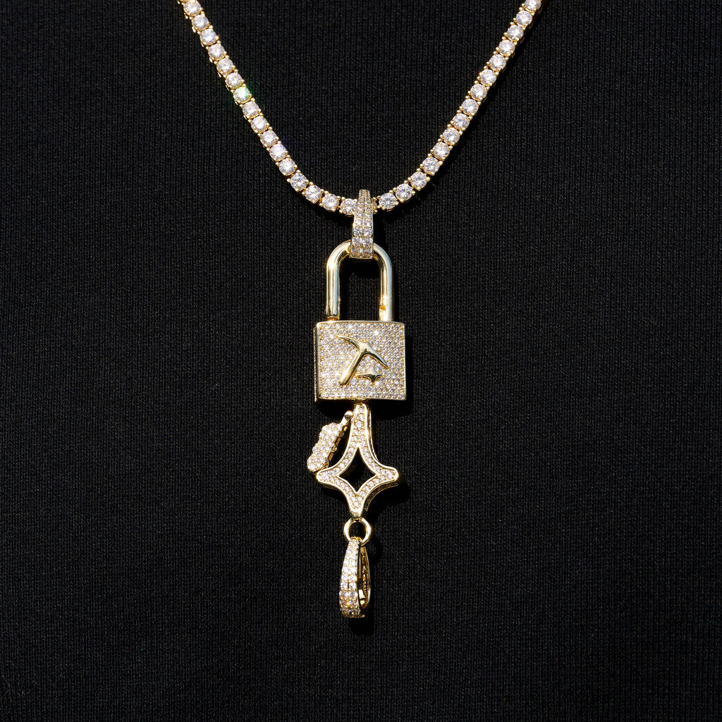 Lock and Key Set Pendant in Yellow Gold