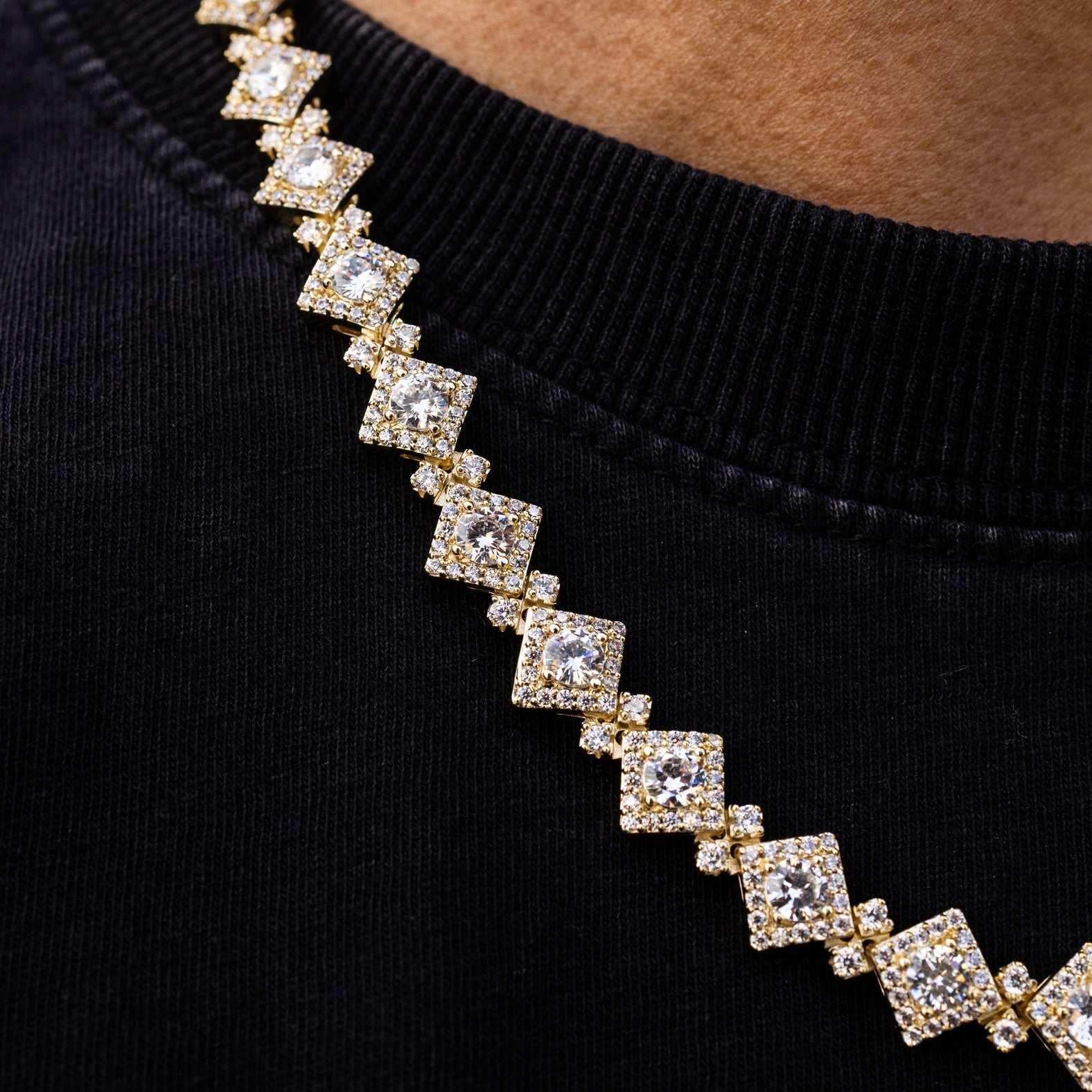 Cloister Link Chain in Yellow Gold - 10mm